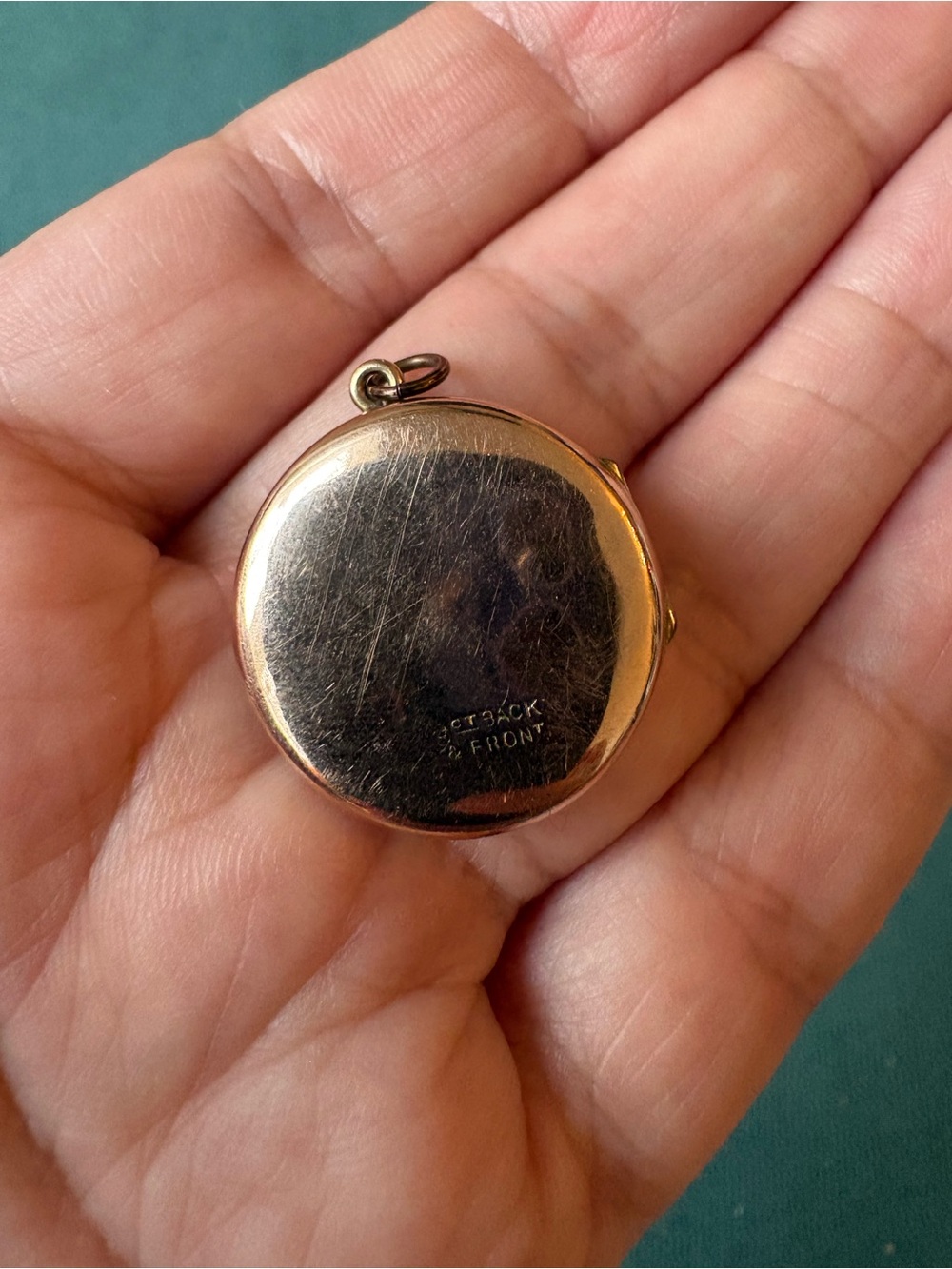 9k Solid Gold Back and Front Vintage Locket - Picture 4 of 6